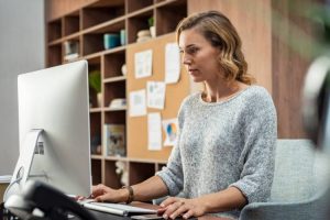 visu-equipements-informatiques-quels-sont-les-indispensables-pour-un-entrepreneur-p6f7ey23rtooc7oaqq0yd5pa6b2rr6f7illod5ys94